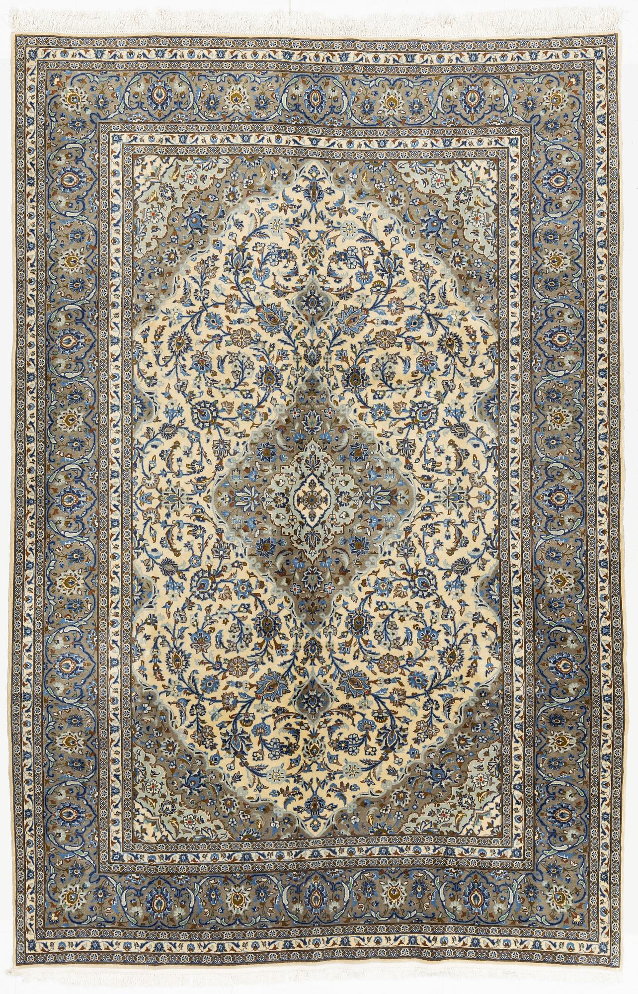A carpet, Kashan, ca 310 x 205 cm.