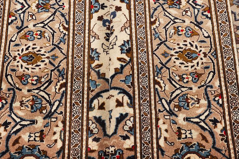 A carpet, Kashan, ca 293 x 193 cm.