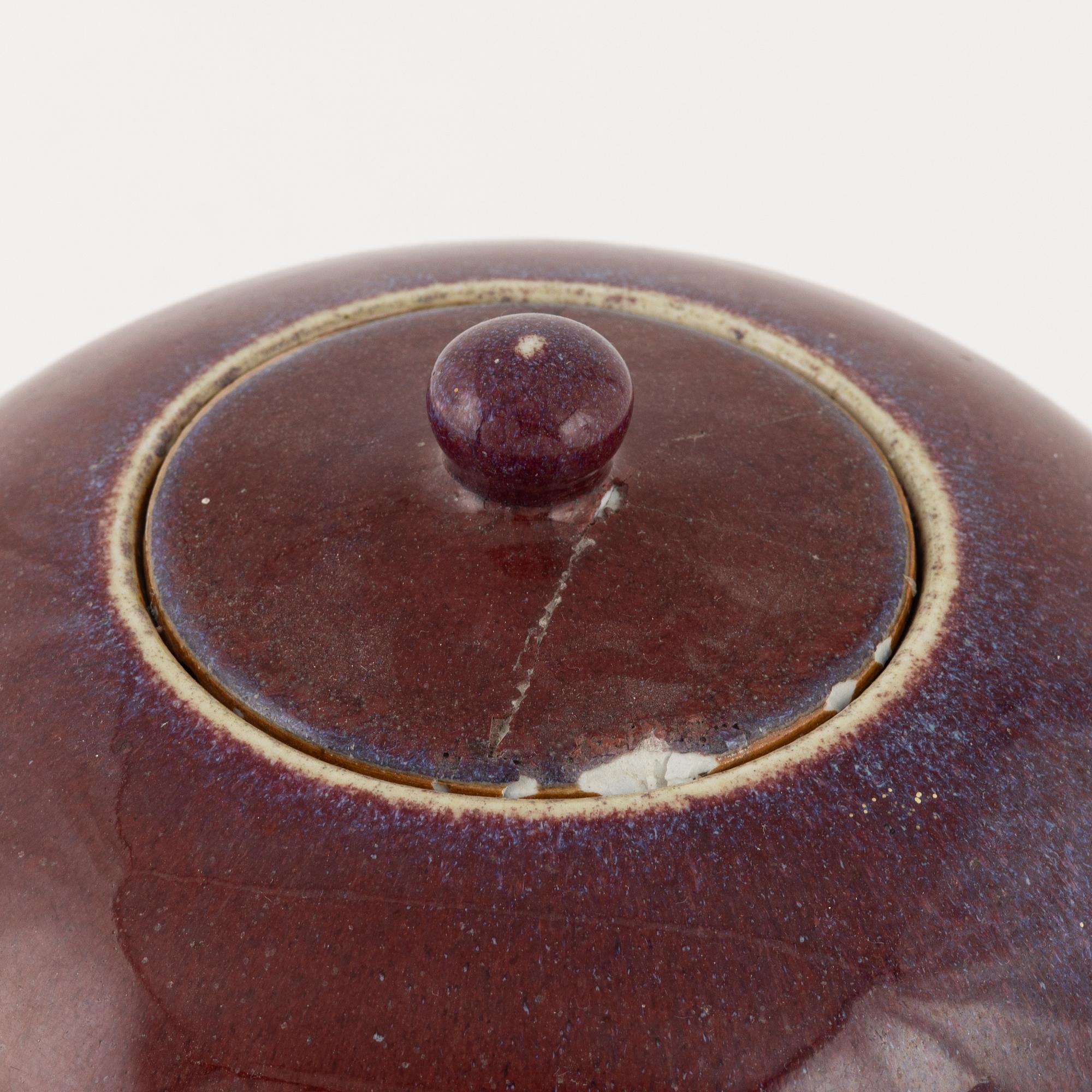 Two lidded urna, and a bowl, porcleain, China, around 1900.