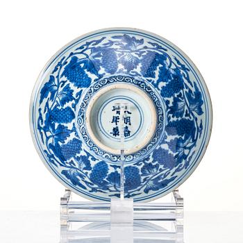 A blue and white bowl, Transition, 17th century.