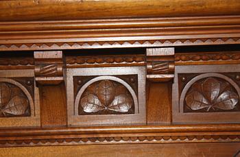 SKÅP MED VITRINER, 1800-talets slut, tillverkat av H C Wolbrandt i Hamburg.