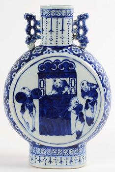 PILGRIMSKRUS, porslin, Kina, 1800-tal.