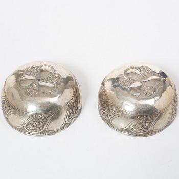 Skålar, tre stycken samt tre bägare och figurin, metall, Centralasien.