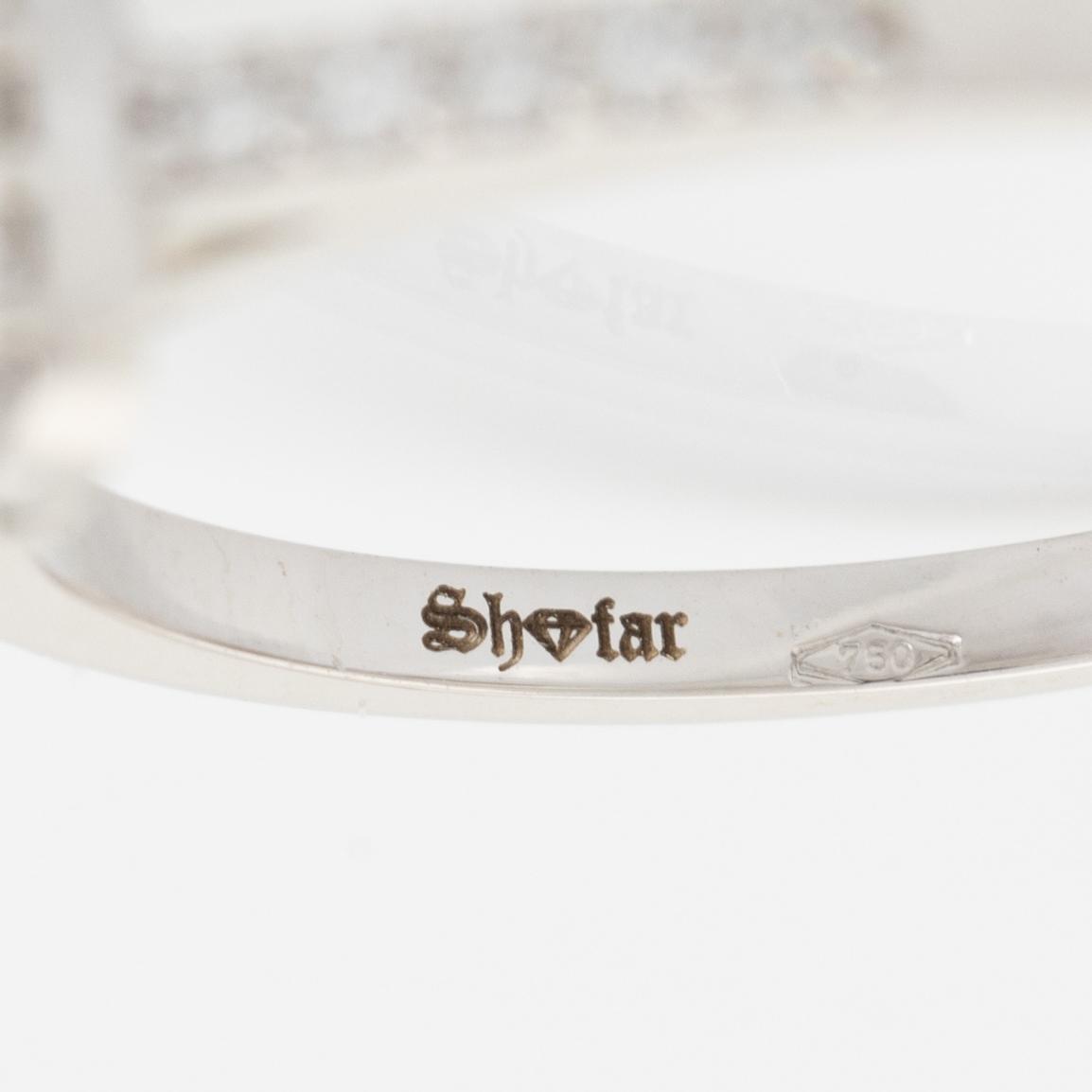 Ring med cushionslipad diamant och briljantslipade diamanter.