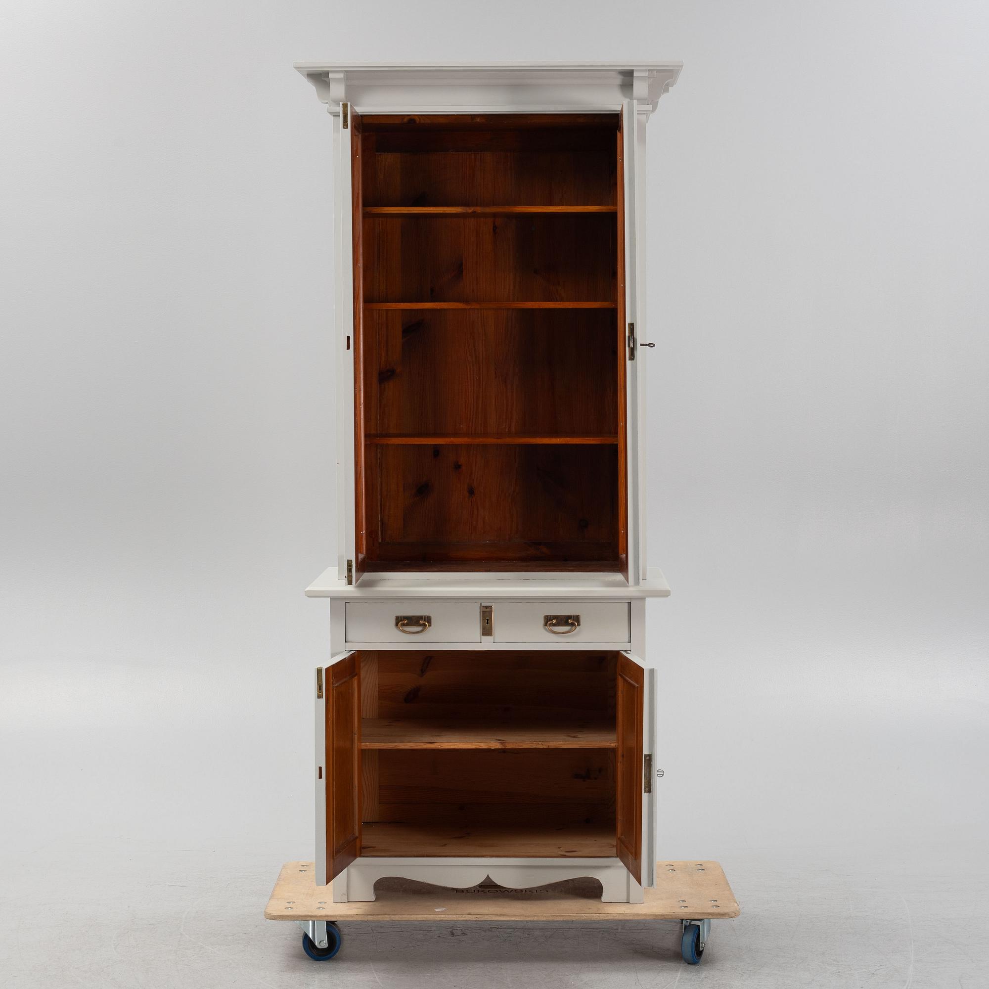 Vitrinskåp, jugend, 1900-talets början.