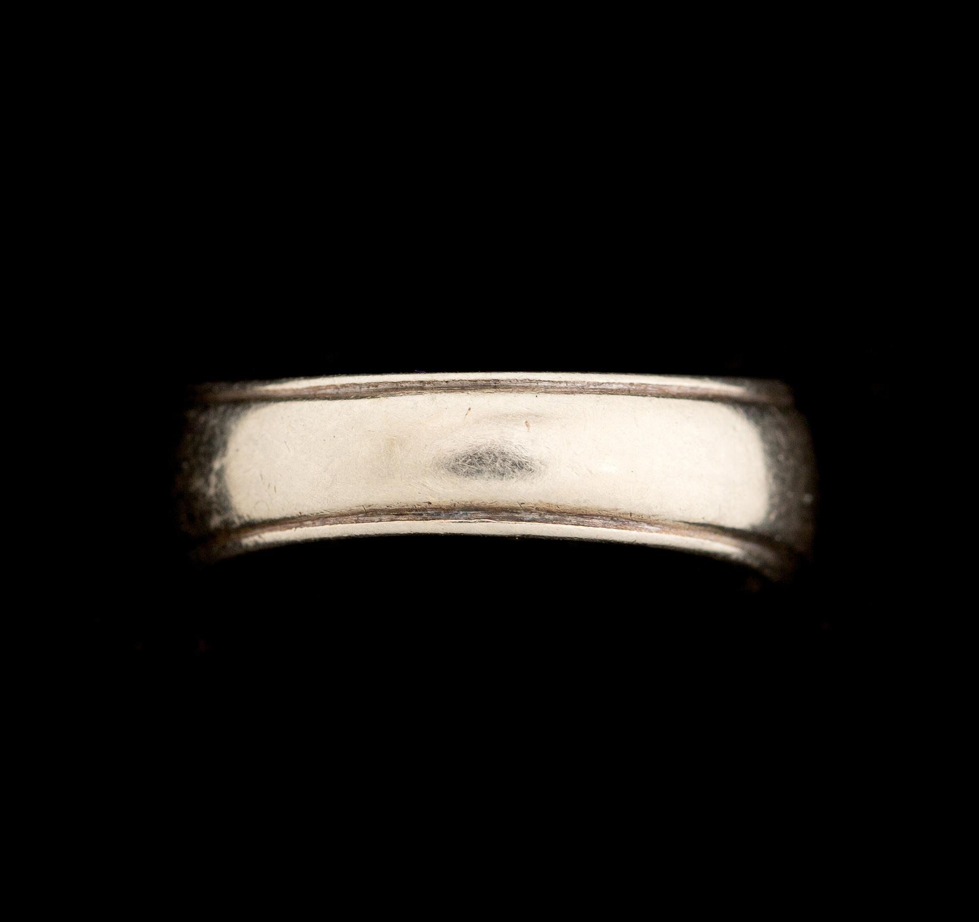 RING, 14 k vitguld med gammalslipad diamant ca 1,30 ct samt safirer. Vikt ca 8,5 g.