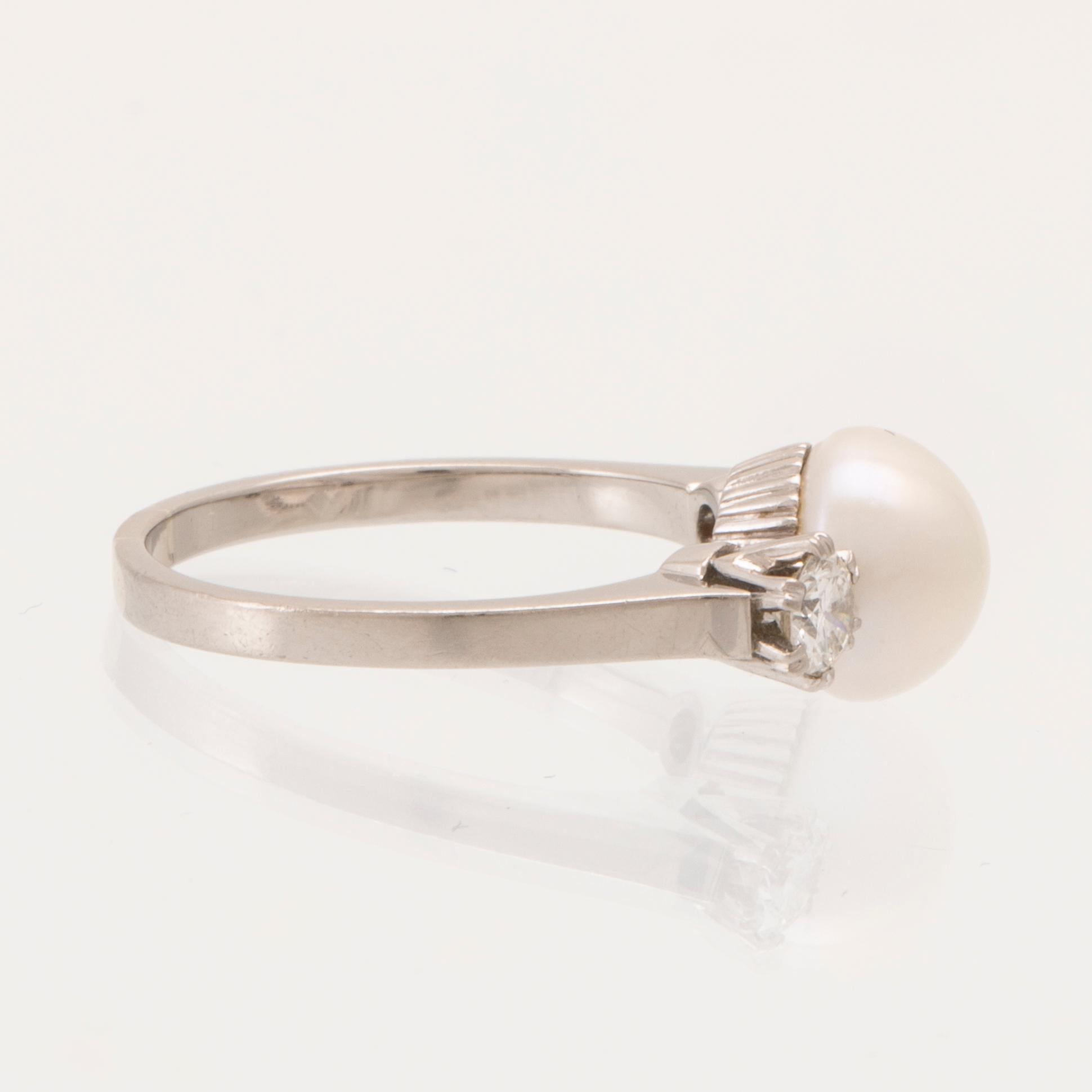 Ring 18K vitguld med odlad button pärla samt runda briljantslipade diamanter, G. Dahlgren & Co Malmö 1961.