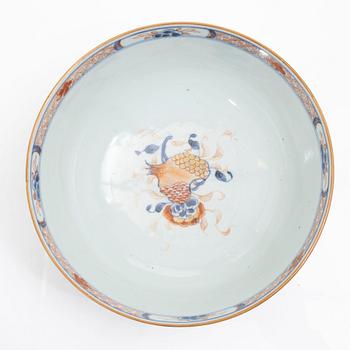 Mugg, bålskål samt fat, tre stycken, porslin. Qingdynastin, 1700-tal.