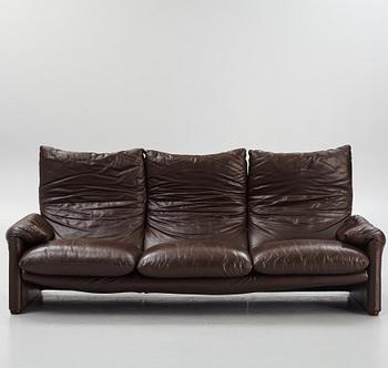 A Vico Magistretti leather sofa, "Maralunga" Cassina, Italy 20th century latter part.