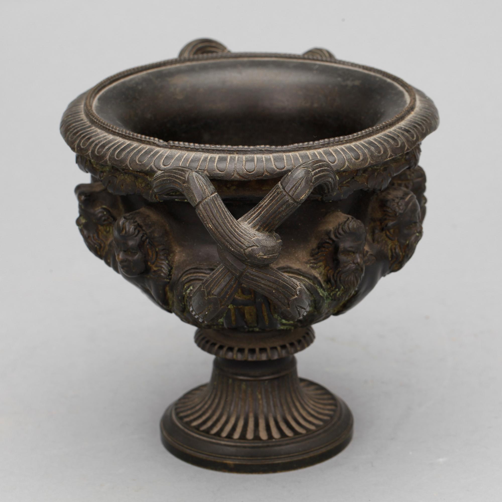 URNA, brons, antikiserande, 1900-talets första hälft.