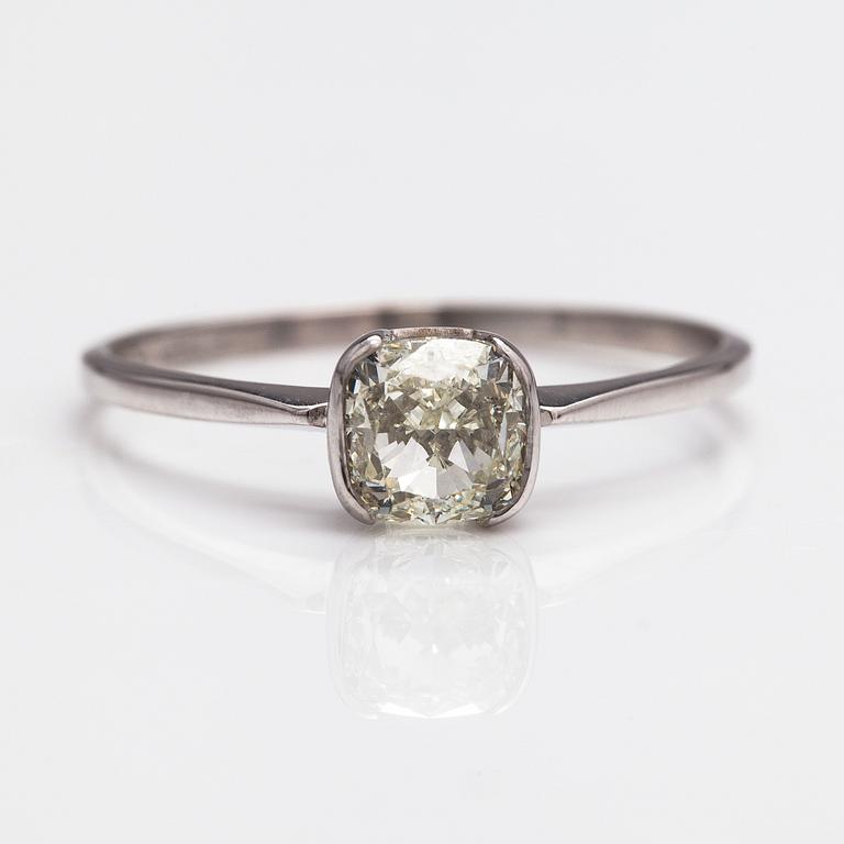 Ring, 18K vitguld och cushionslipad diamant ca 1.01 ct. IGI-certifikat.