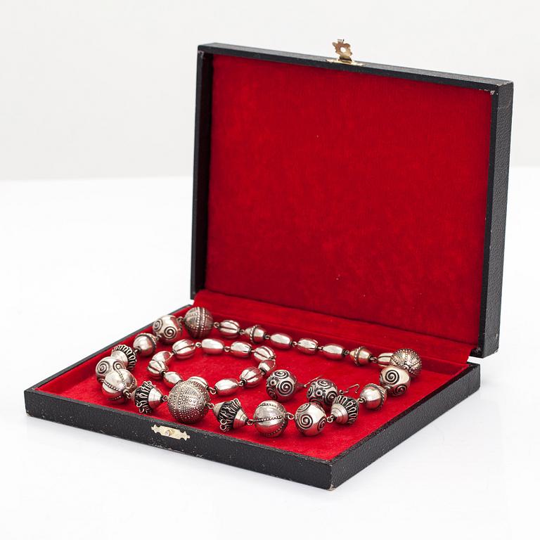 A set of silver necklace, bracelet and earrings "Halikko treasure". Kalevala Koru, Helsinki 1987 and 1992.