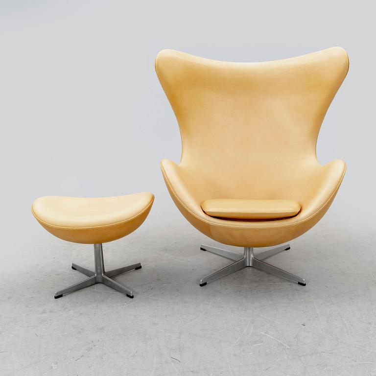 An Arne Jacobsen "Ägget" (Egg) leather easy chair and stool for Fritz Hansen, Denmark 1960s.
