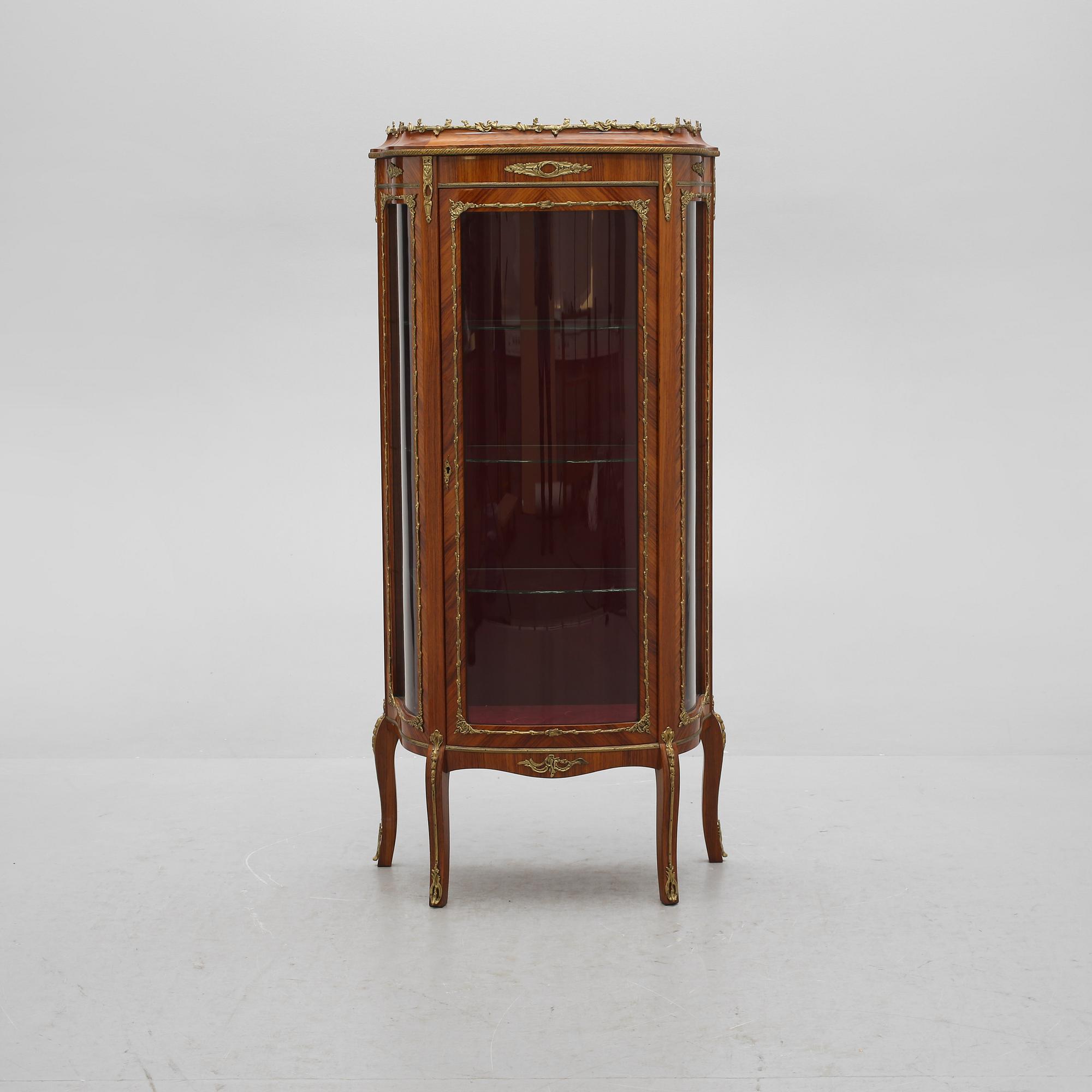 VITRINSKÅP, Louis XVI-stil, A.B G Lidner Hälsingborg, omkring 1900-talets mitt.