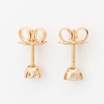 Earrings with brilliant-cut diamonds.