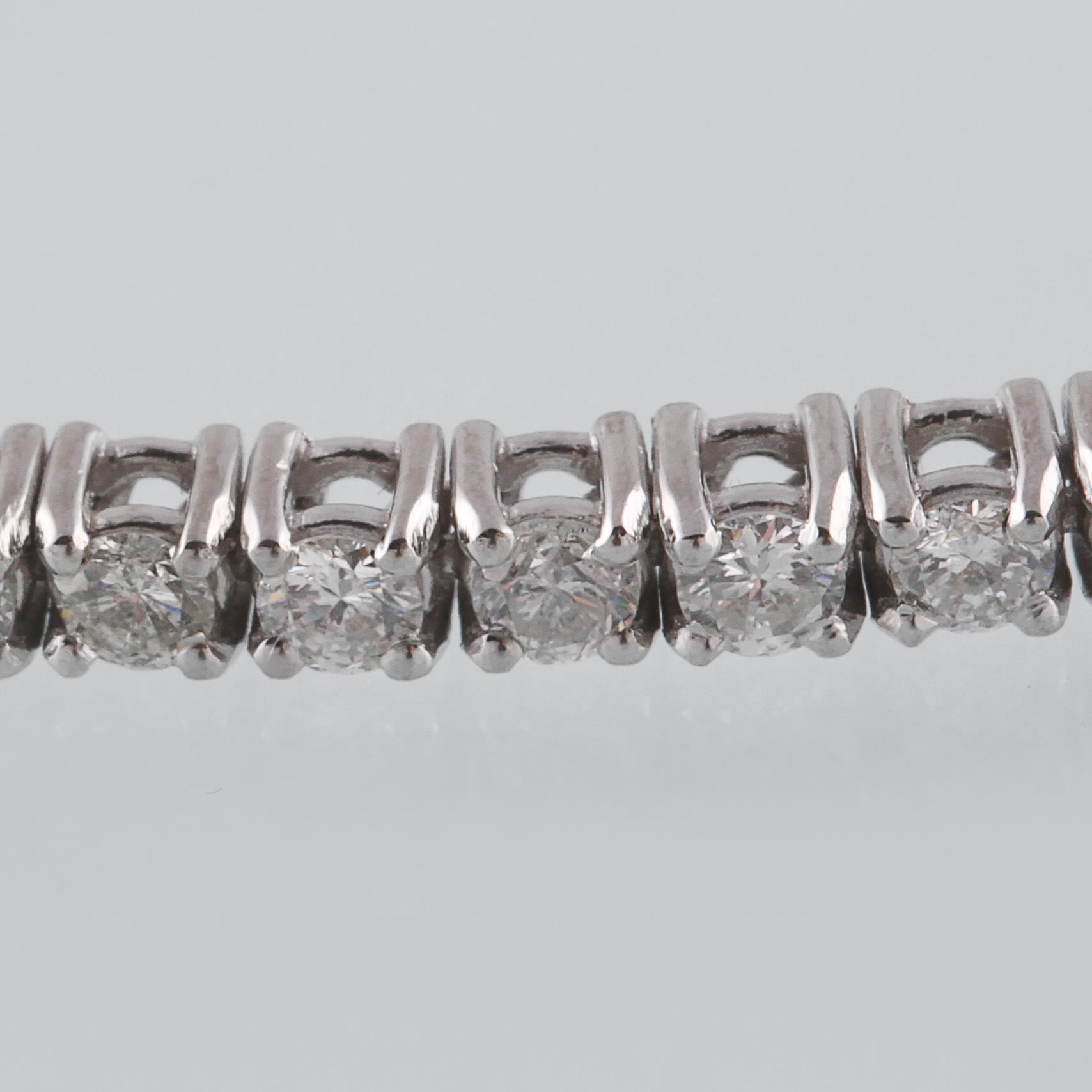 ARMBAND, 18K vitguld med briljantslipade diamanter ca 3.55 ct. Vikt 10,9 gram.