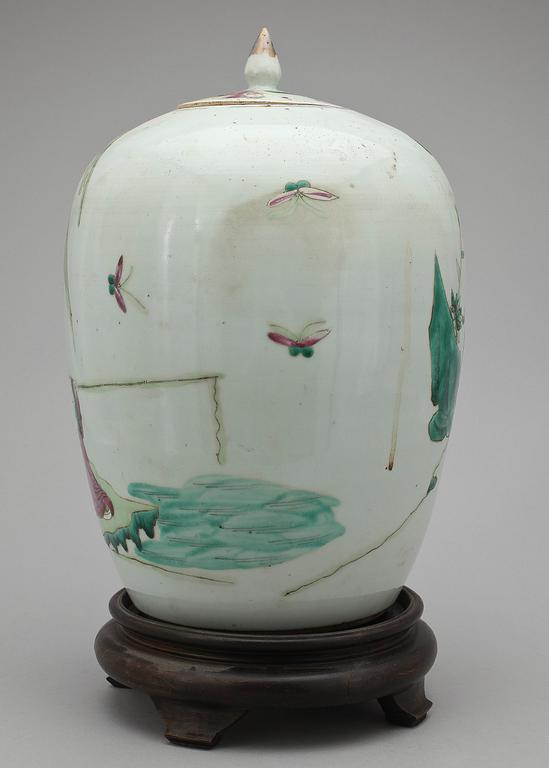 URNA med LOCK, porslin, Kina 1900-tal.