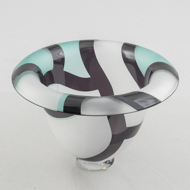 Klas-Göran Tinbäck, a glass bowl, made in his own studio in 1989.