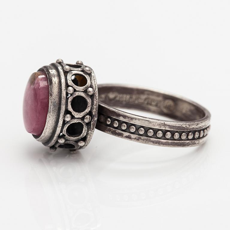 Kai Lindström, Brosch, ring och örhängen, silver, granit. Kalevala Koru, Helsingfors 1968.