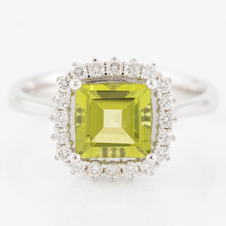 Ring 18K white gold with peridot and brilliant-cut diamonds.