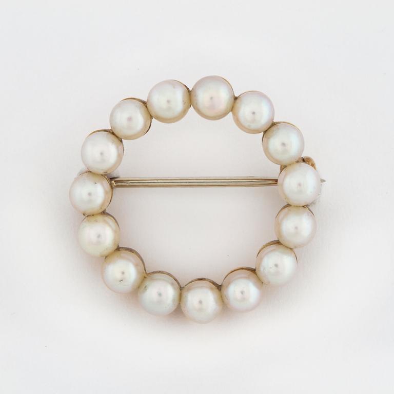 A cultured pearl brooch.
