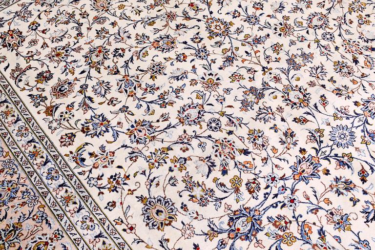 A carpet, Kashan, signed, ca 402 x 296 cm.