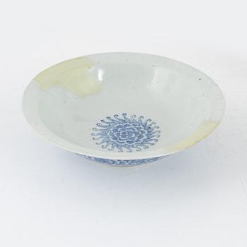 Two blue and white porcelain bowls and a lid, China, Ming dynasty and late Qing dynasty.