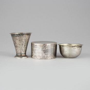 BÄGARE, TUMLARE SAMT DOSA, silver, Sverige 1700-1800-tal. Tot ca 113 gram.