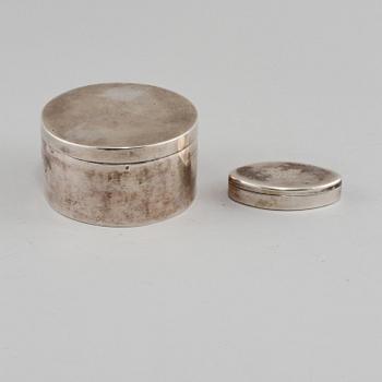 DOSOR, 2 st, silver, Stockholm respektive Uppsala 1792 och 1811. Vikt 205.