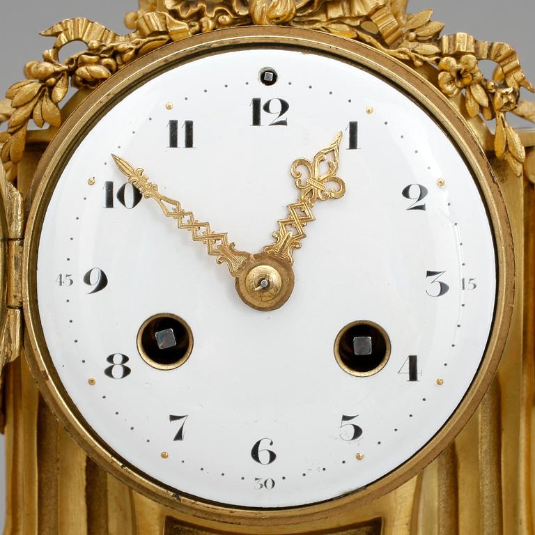 BORDSPENDYL, Louis XVI-stil, Frankrike, omkring 1900.