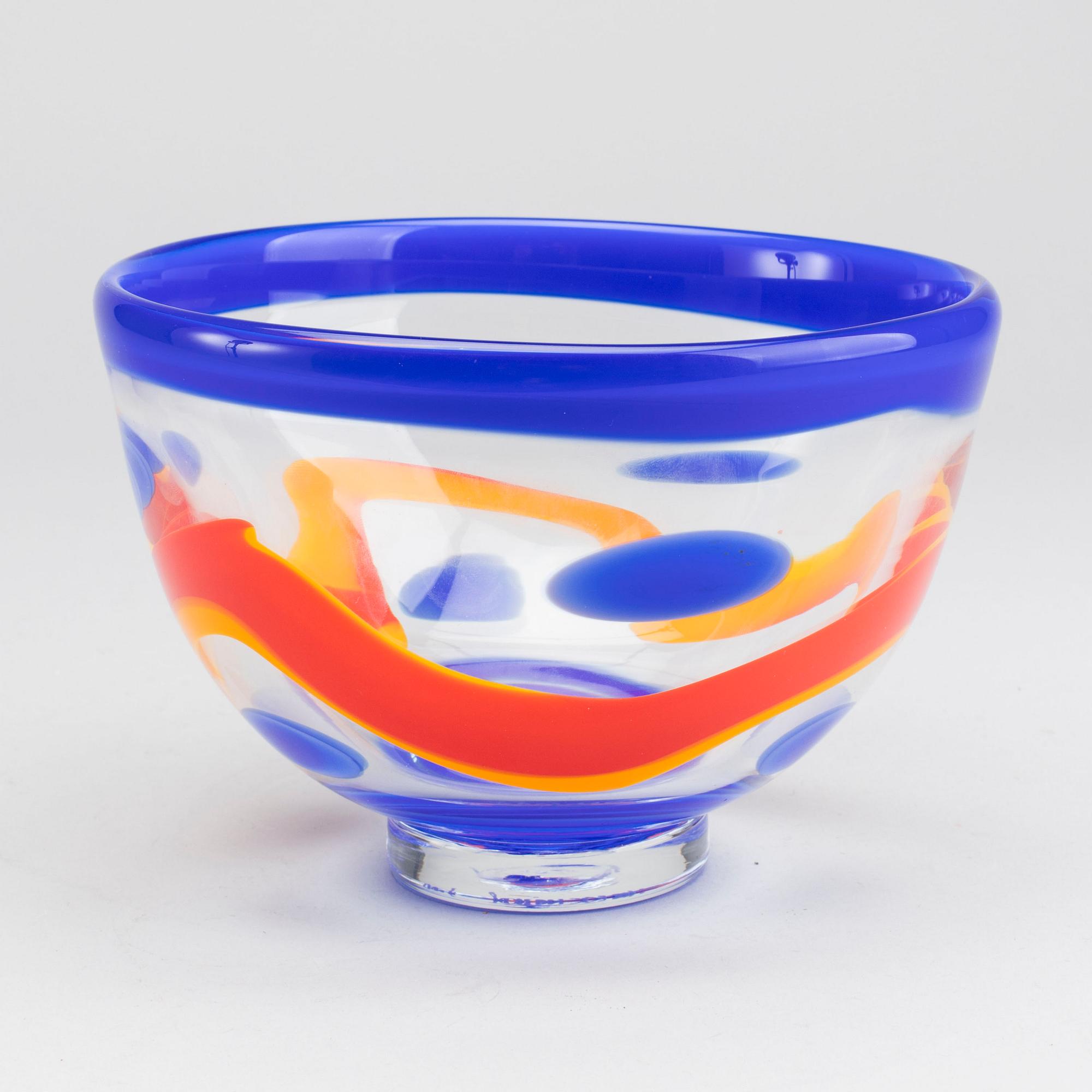 A GLASS BOWL BY ULF JOHANSSON FOR SJÖHYTTAN, SIGNED.