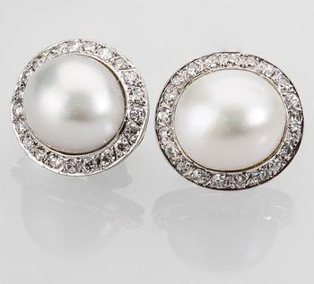 ÖRHÄNGEN, 18K vitguld med mabépärlor samt åttkantslipade diamanter ca 0.40 ct. Vikt 8,5 g.