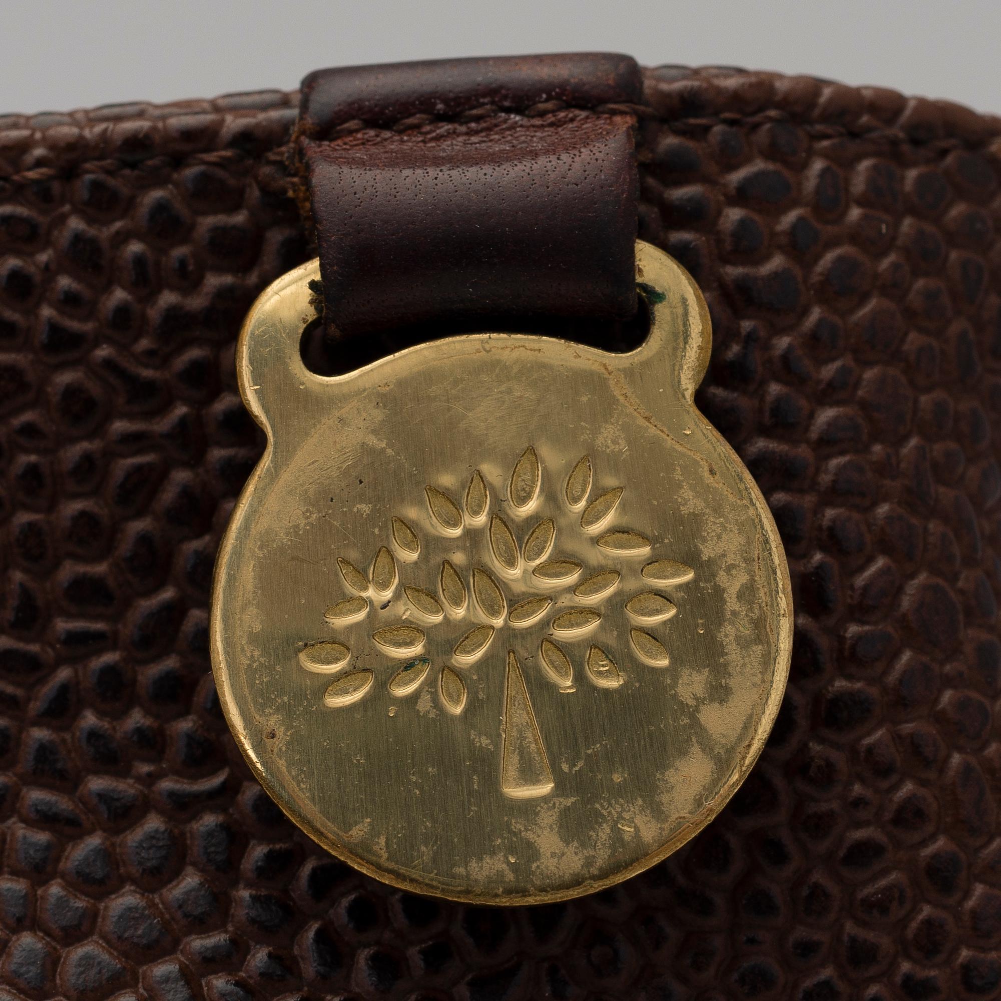 A SCOTCHGRAIN TOTE BAG.