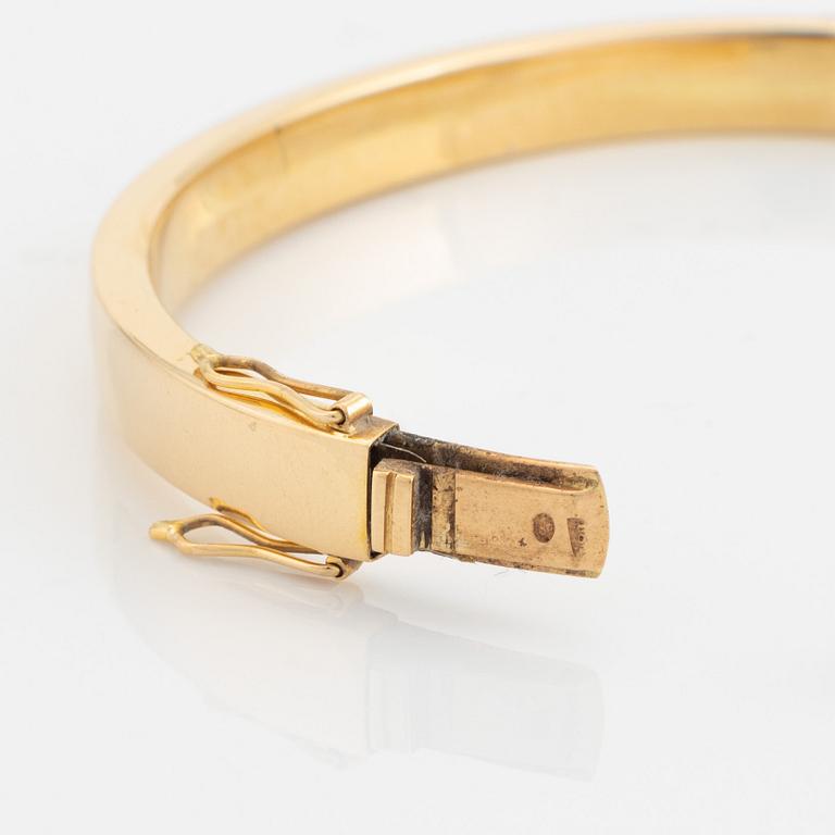 18K gold bangle.