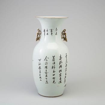 A 20TH CENTURY CHINESE PORCELAIN VASE.