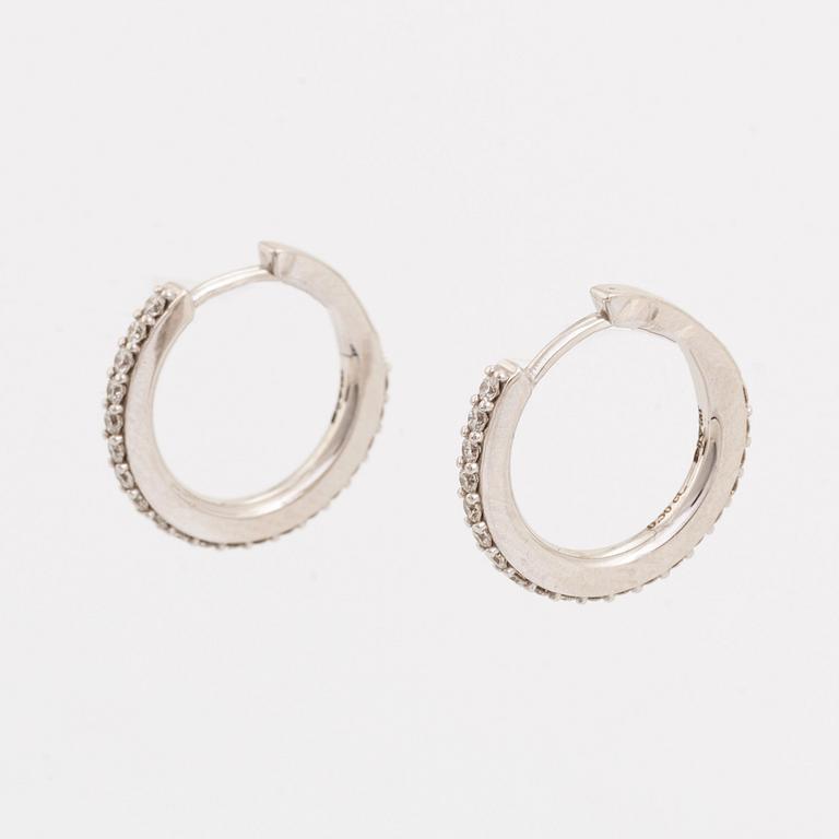 Örhängen, kreoler med briljantslipade diamanter.
