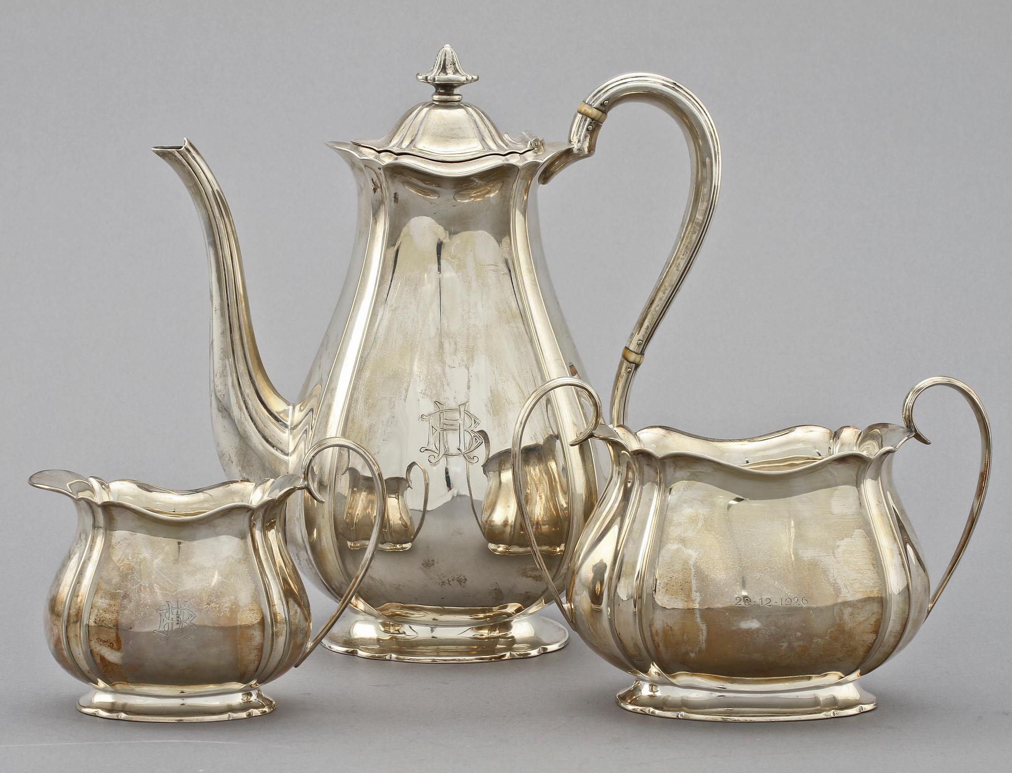 KAFFESERVIS, 3 delar, silver, Atkin Brothers, Sheffield, England, 1900-talets första kvartal. Vikt 1 080 g.