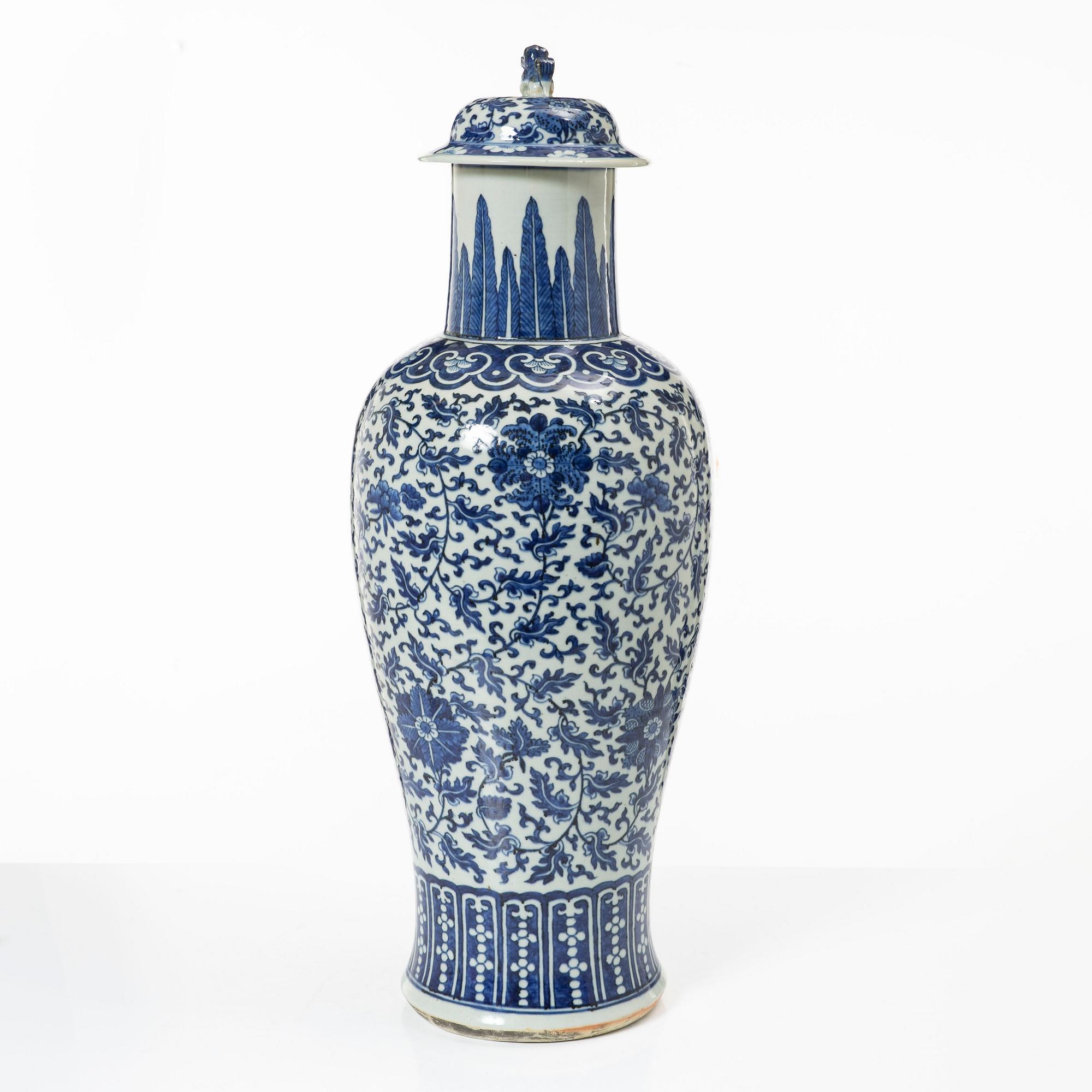 Vas med lock, porslin. Qingdynastin, 1800-tal.