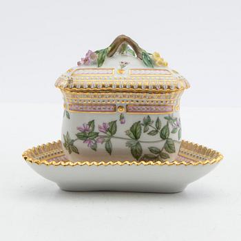 Royal Copenhagen, Crèmekopp med lock och fat, porslin, "Flora Danica", Royal Copenhagen, Danmark.