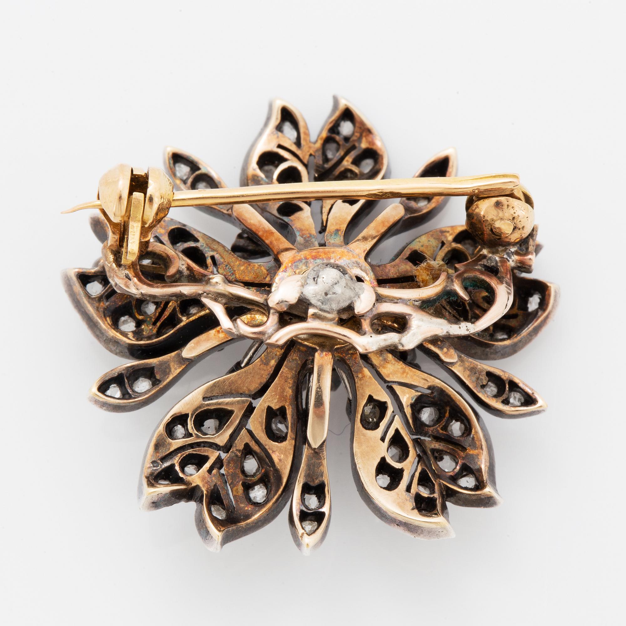 Brosch, i form av blomma med gammaslipad och rosenslipade diamanter, ca 1800-talets andra hälft.