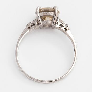 An 18K white gold, set with brilliant-cut diamonds. With IGI report.
