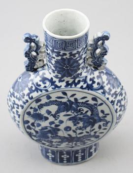 PILGRIMSKRUS, porslin, Kina, 1800-/1900-tal.