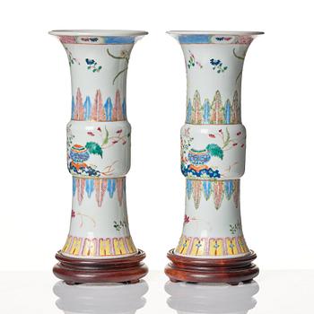 Trumpetvaser, ett par, porslin. Qing dynastin, 1800-tal.