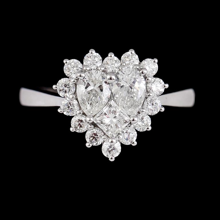 RING, 18K vitguld, diamanter tot ca 1.37 ct. Vikt ca 3 g.