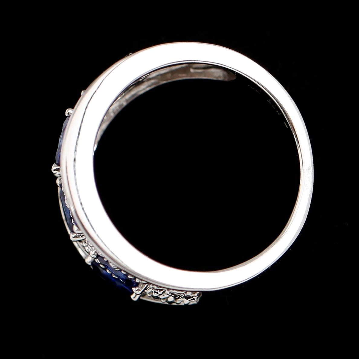 RING, 10 k vitguld, blå safirer, diamanter tot ca 0.06 ct.