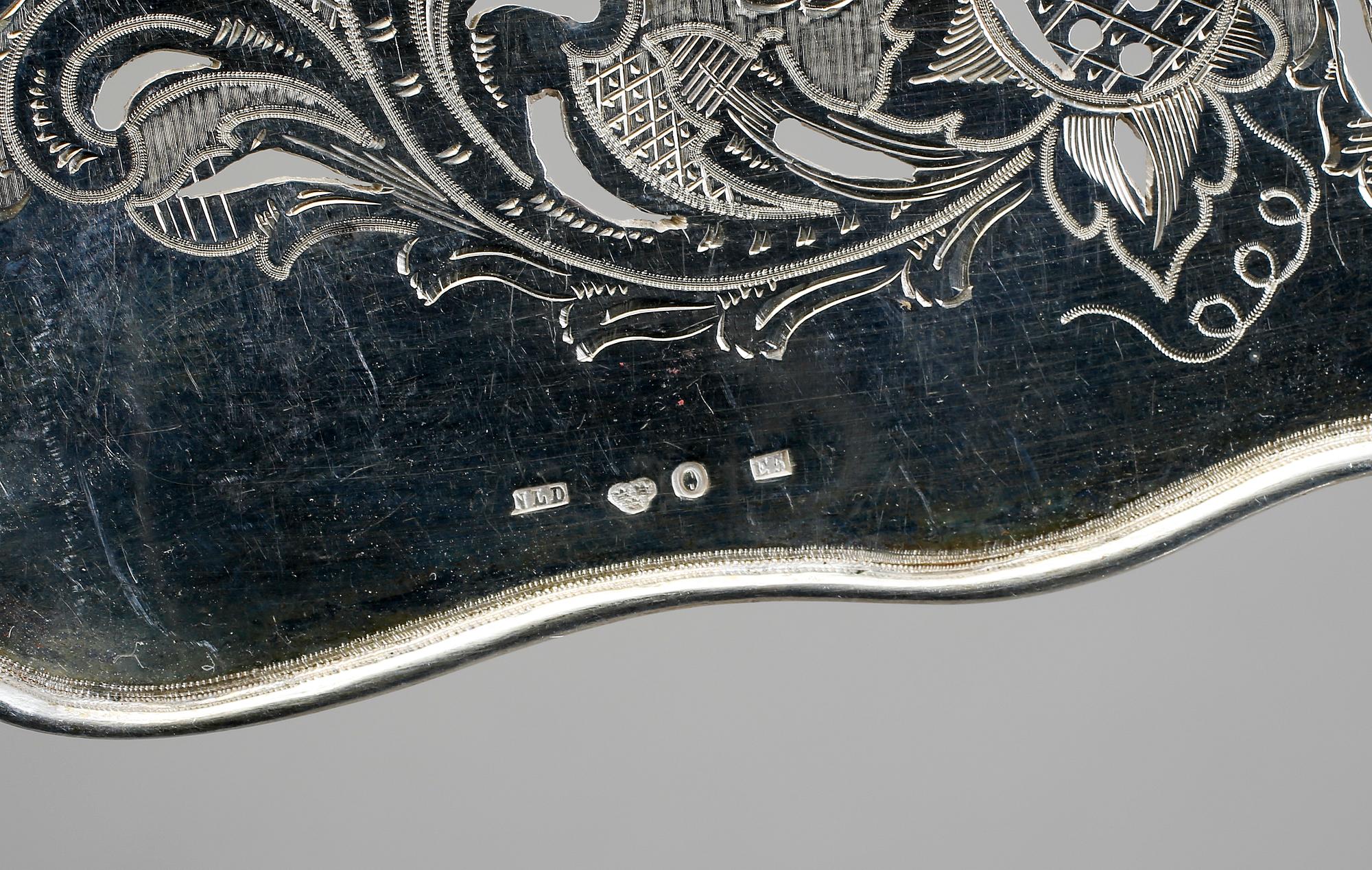FISKSPADE samt UPPLÄGGNINGSSKEDAR, tot 3 delar, silver, bl.a. Nils Leonard Dahlström, Örebro, 1859. Total vikt 409 gram.