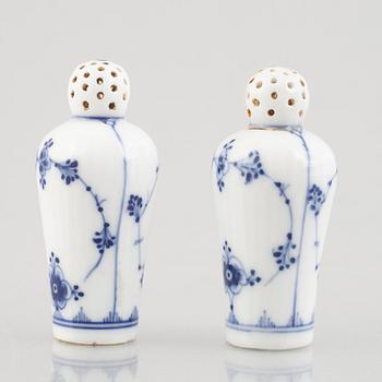 A pair of 'Blue Fluted' / 'Musselmalet rifflet' Salt- and pepper shakers, Royal Copenhagen, model 439, 19th century.