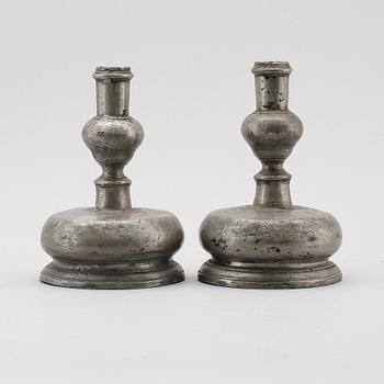 LJUSSTAKAR, 1 par, tenn, barock, 1600-tal.
