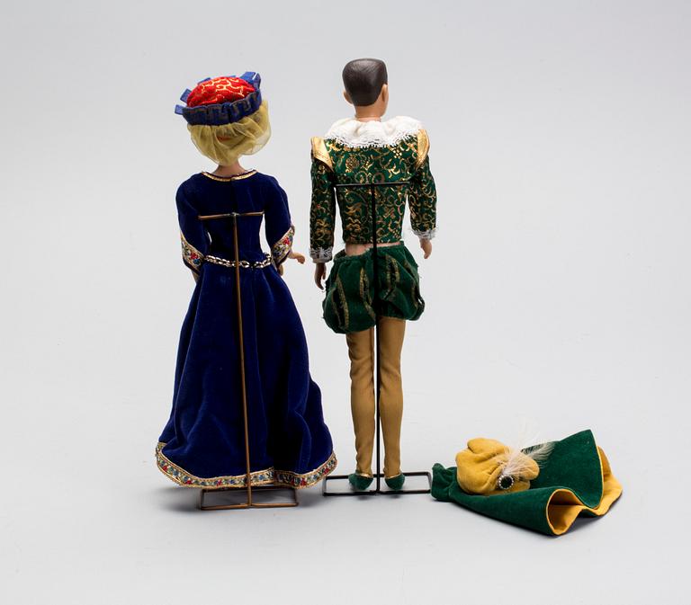 DOCKOR, 2 st Ken och Barbie, 1900-talets andra hälft, samt kläder och tillbehör.