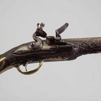 FLINTLÅSPISTOLER, 2 st, 1700-tal, för den orientaliska marknaden.